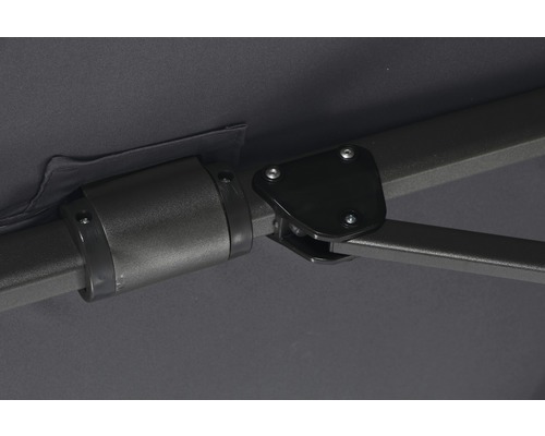 Detailaufnahme einer Strebe eines Sonnenschirms mit Verbindungsstücken