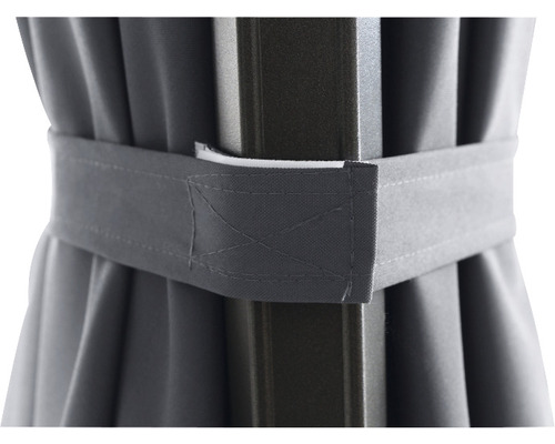 Detailansicht einer grauen Stoffgardine mit Band zur Befestigung an einem Pfosten