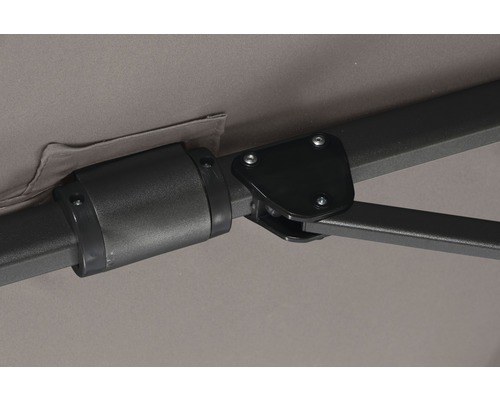 Detailansicht eines Sonnenschirms mit Gestell und Befestigungselementen.