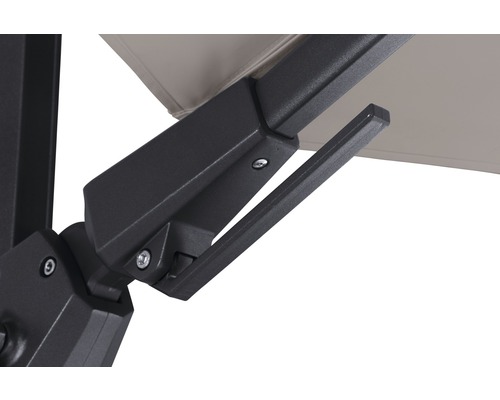 Detailaufnahme eines Sonnenschirms mit Streben aus Metall.