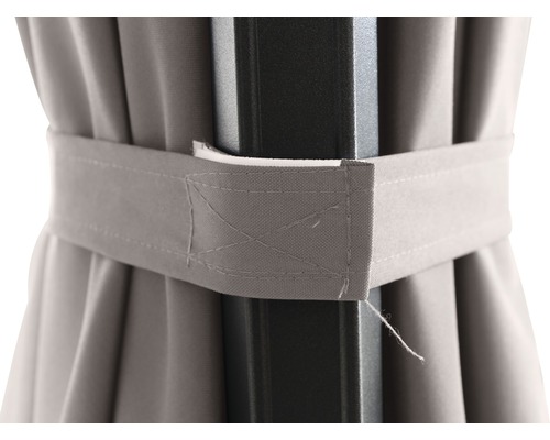 Detailansicht einer grauen Pavillonseitenwand mit Befestigungsband