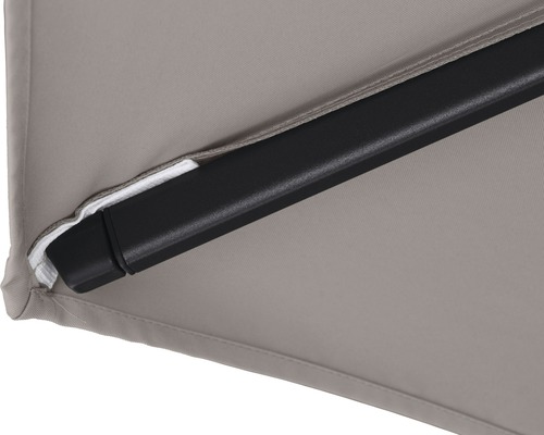 Detailaufnahme eines Sonnenschirms mit schwarzem Gestell und Stoffbespannung