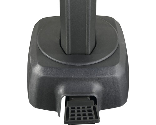 Detailaufnahme eines Sonnenschirmständers aus Kunststoff mit Fußpedal