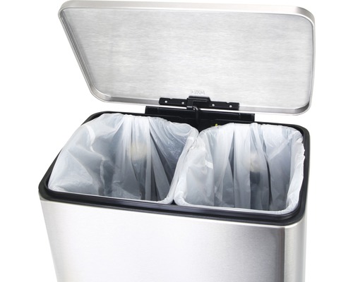 Geöffneter Abfalleimer aus Metall mit zwei Fächern und Müllbeuteln