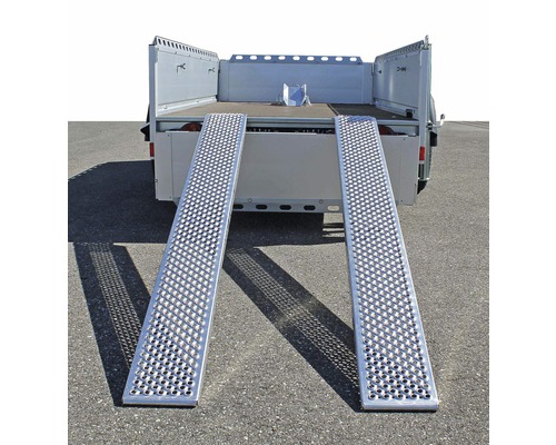 Ansicht eines Anhängers mit zwei Aluminium-Auffahrrampen.