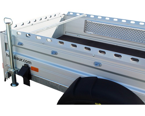 Detailansicht eines Anhängers mit Aluminiumbordwänden, Zurrösen und Stützrad