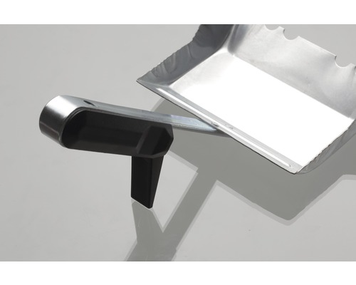 Kehrblech aus Metall mit Stiel