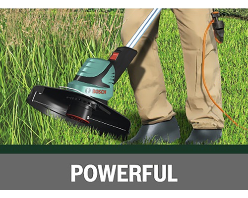 Person benutzt Rasentrimmer der Marke Bosch im Garten.