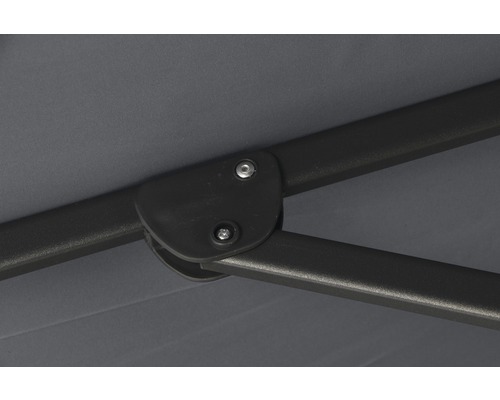 Detailaufnahme eines Sonnenschirms mit Gestell und Schrauben