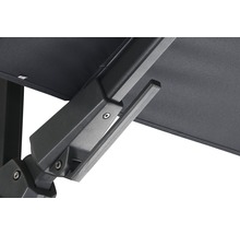 Detailansicht eines Sonnenschirms mit Metallgestell