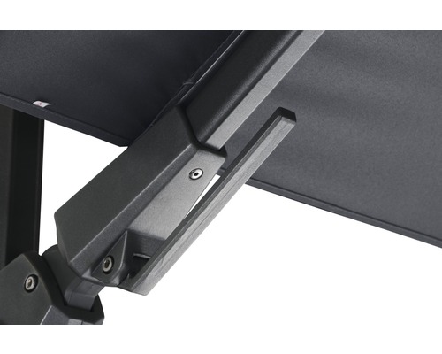 Detailansicht eines Sonnenschirms mit Metallgestell