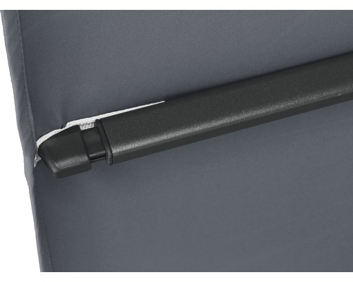 Detailansicht einer Markise mit Stoff und Rahmen.