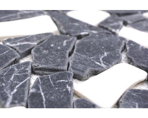 Detailaufnahme von Mosaikfliesen aus Stein