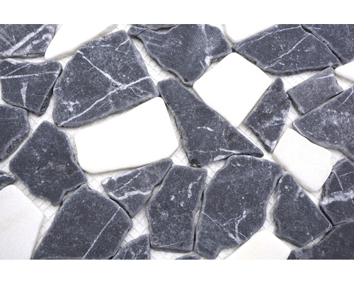 Mosaikfliese aus Naturstein in Grau und Weiß