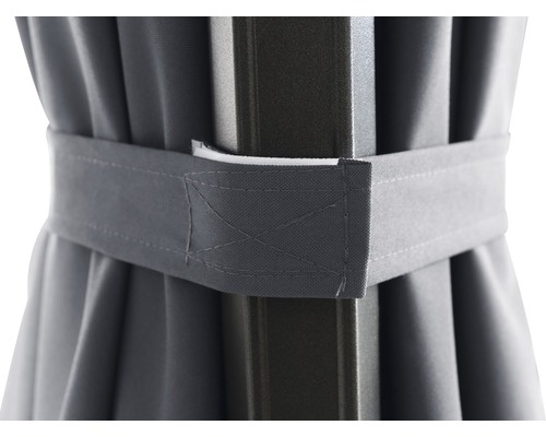 Detailaufnahme eines Pavillons mit grauem Stoff und Halteband