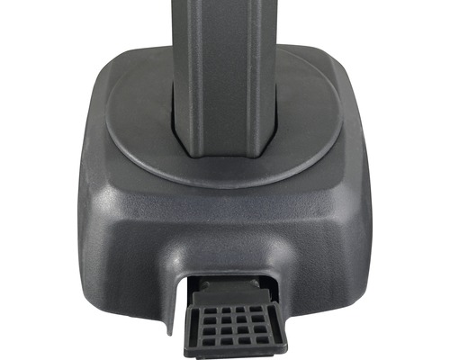 Detailaufnahme eines Sonnenschirmständers aus Kunststoff mit Fußpedal