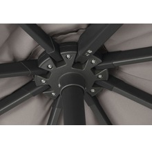 Detailansicht des Sonnenschirmgestells mit Streben und Verbindungselementen