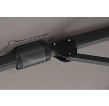 Detailansicht eines Sonnenschirms mit schwarzem Gestell und grauer Bespannung.