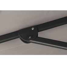 Detailansicht eines Sonnenschirms mit Gestell und Stoffbespannung