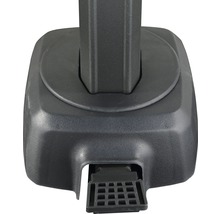 Detailansicht eines Sonnenschirmständers mit Fußpedal.