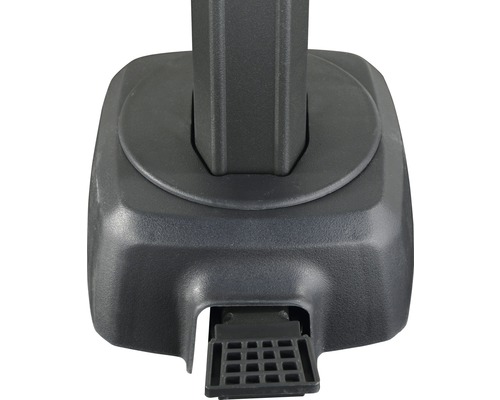 Detailansicht eines Sonnenschirmständers mit Fußpedal.