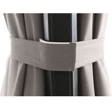 Detailaufnahme einer grauen Vorhangbefestigung an einem Pavillonpfosten.