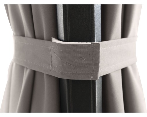 Detailaufnahme einer grauen Vorhangbefestigung an einem Pavillonpfosten.