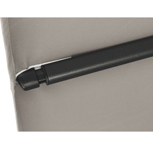 Detailaufnahme einer Markise mit schwarzer Mechanik und beigem Stoff