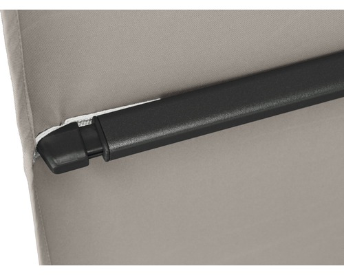 Detailaufnahme einer Markise mit schwarzer Mechanik und beigem Stoff
