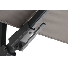 Detailansicht eines Sonnenschirms mit Metallrahmen und grauem Stoffbezug.