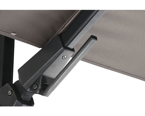 Detailansicht eines Sonnenschirms mit Metallrahmen und grauem Stoffbezug.