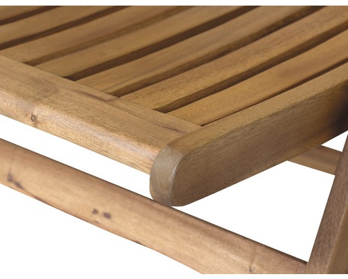 Detailansicht einer Gartenliege aus Holz
