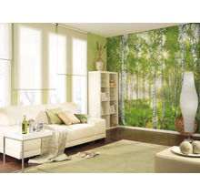 Helles Wohnzimmer mit Sofa, Regal, Stehlampe, Teppich und Waldtapete