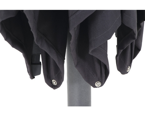 Detailansicht eines Sonnenschirms mit Stoffbespannung und Metallelementen