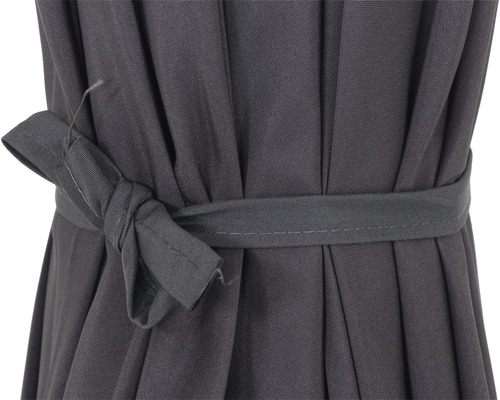 Nahaufnahme eines zusammengebundenen Sonnenschirms mit Band