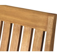 Detailansicht einer Gartenbank aus Holz mit Lattenstruktur
