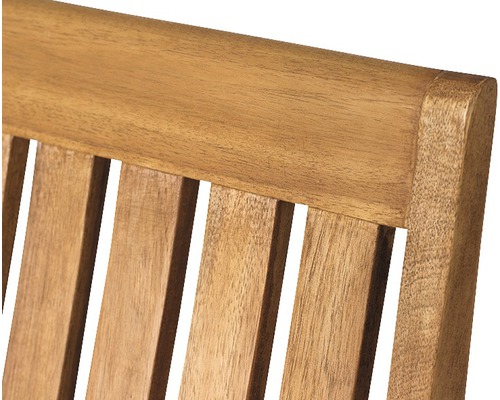 Detailansicht einer Gartenbank aus Holz mit Lattenstruktur