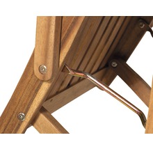 Detailansicht eines Holzstuhls mit Metallbeschlägen