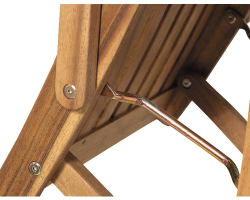 Detailansicht eines Holzstuhls mit Metallbeschlägen
