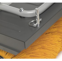 Detailansicht einer Kehrmaschine mit Bürsten