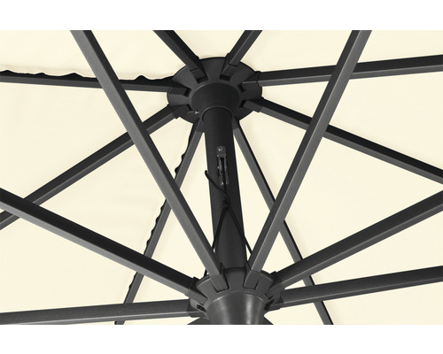 Detailansicht eines Sonnenschirms mit Metallgestell und Stoffbespannung