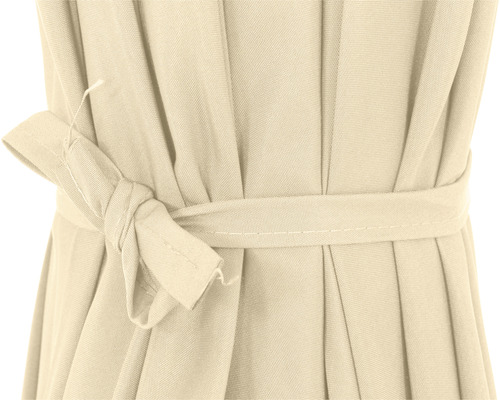 Detailaufnahme eines Stoffvorhangs mit Schleifenbindung