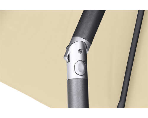 Detailaufnahme eines Sonnenschirms mit silbernem Mechanismus und beigem Schirmdach