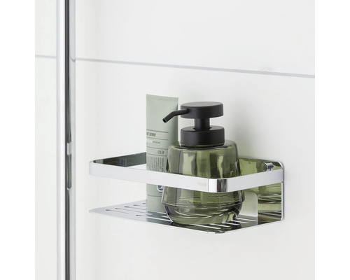 Eckregal mit Duschgel und Seifenspender im Badezimmer.