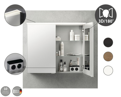 Offener Spiegelschrank mit Regalen und Steckdose