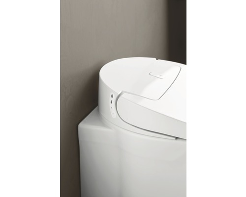 Detailansicht einer weißen Toilette mit Bedienfeld