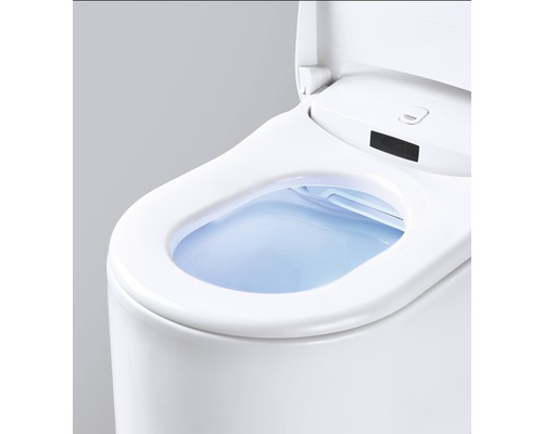 Weißes Dusch-WC mit geöffnetem Deckel