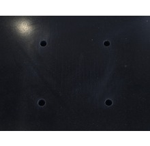 Schwarze Oberfläche mit vier Bohrlöchern