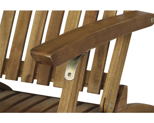 Detailansicht eines Gartenstuhls aus Holz mit Armlehne