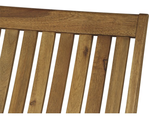 Detailansicht einer Holzgartenstuhl-Lehne mit schmalen, senkrechten Holzstreben